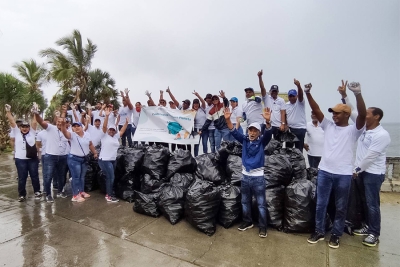 Colaboradores de Digecog limpian playa en medio de la lluvia